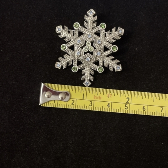 Vintage Trifari Silver Tone Crystal Snowflake Pin/Brooch Unmarked EUC - Picture 7 of 14